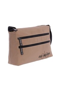 Bolso sintético beige con dos bolsillos negros con cremallera, correa ajustable y logo en relieve. Textura suave, forma rectangular, diseño minimalista.