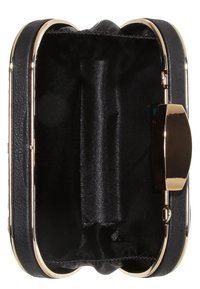 Musta laukkukotelo, jossa on kultasävytteinen metallikehys ja suljin, teksturoitu nahkapinta ja satiinivuori, jossa on keskusjakaja.