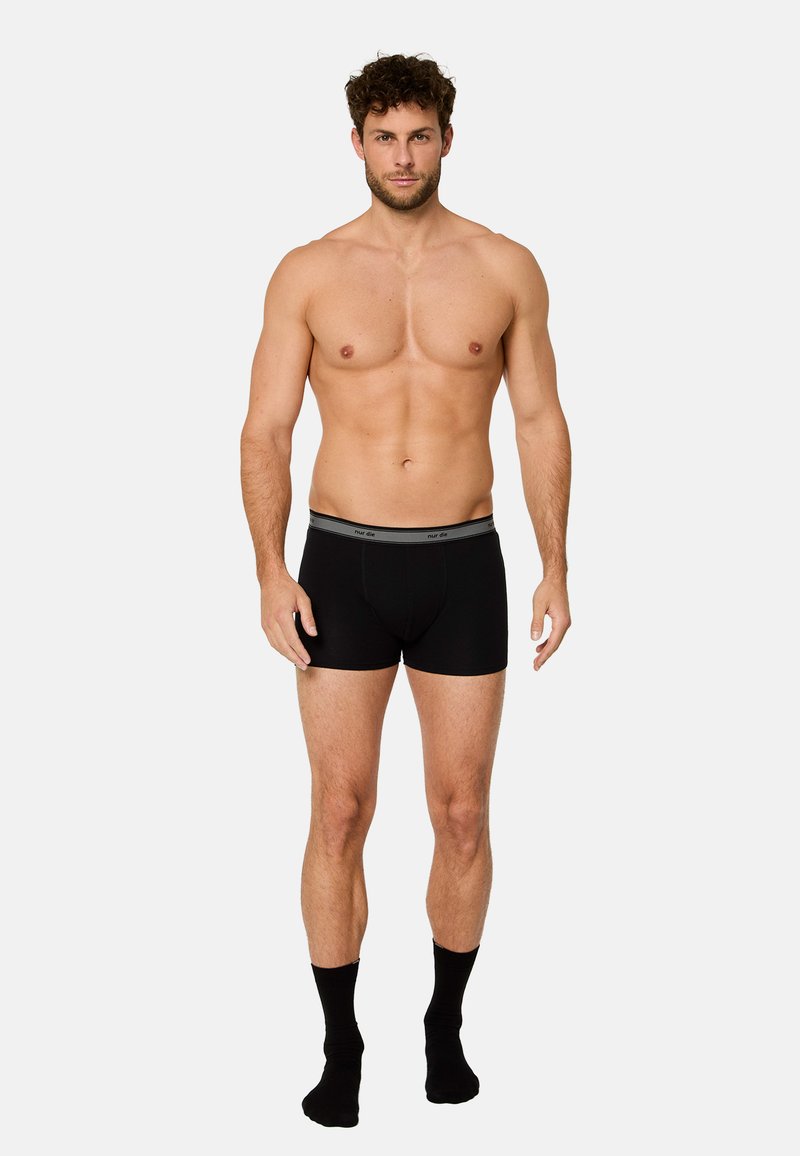 Czarne bokserki wykonane z miękkiego materiału z szarą elastyczną gumką w pasie. Projekt cechuje się dopasowanym krojem i minimalistycznym stylem.