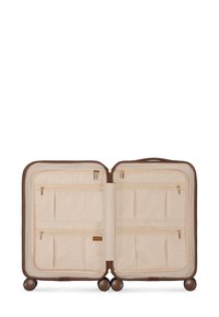 Open koffer met een crèmekleurig interieur en meerdere met rits afgesloten compartimenten, ondersteund door een bruine frame en soepele draaiwielen.