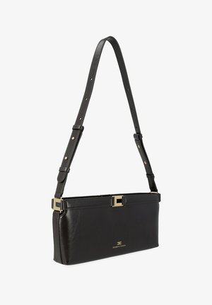 Borsa a tracolla rettangolare in pelle nera con tracolla regolabile e dettagli in metallo color oro, con un piccolo logo sul davanti.