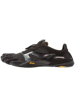 Schwarzer minimalistischer Fünf-Zehen-Laufschuh mit Mesh-Obermaterial, Vibram-Sohle und Schnürverschluss, seitlich auf weißem Hintergrund gezeigt.