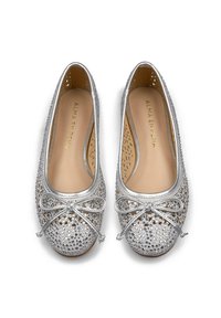 Ballet flat in argento con un design perforato, adornati con strass chiari e un fiocco decorativo sulla parte anteriore; fodera interna liscia.