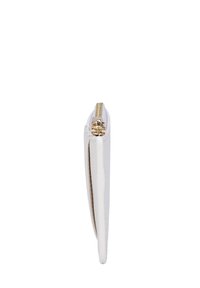 Portafoglio in pelle bianca con un profilo elegante e sottile. Presenta una cerniera dorata e un design minimalista per un facile accesso. Dettaglio di cucitura sottile.
