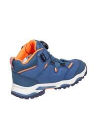 Wanderschuh mit mittlerer Schafthöhe in Marineblau und Orange, ausgestattet mit einer strukturierten Oberseite, Gummisohlen, Schnürdesign und einem sicheren Knöchelschutzsystem.