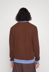 Obey Clothing ACCOMPLISH THERMAL BUTTON FRONT UNISEX - Gilet - sepia