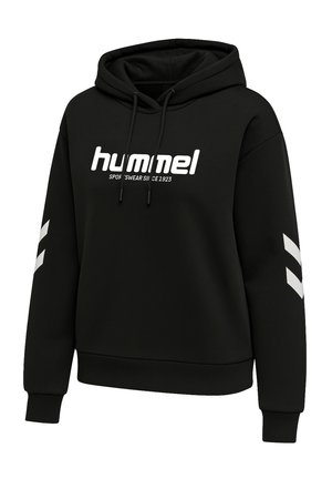 Czarna bluza z kapturem z logo "hummel" i napisem "Sportswear since 1923" na piersi, z białymi paskami w kształcie chevronu na obu rękawach.