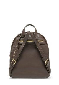 Brauner Leder-Rucksack mit runder Form, goldenen Reißverschlussbeschlägen, verstellbaren Trägern und einem Logosticker an der Seite.
