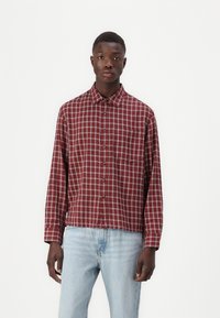 Rot-weiß kariertes Langarmhemd mit Button-Down-Kragen, ausgestattet mit einer Brusttasche, aus leichtem Stoff gefertigt.