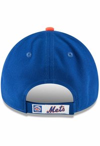 Casquette de baseball bleue avec un bouton orange sur le dessus et une sangle ajustable. Présente une étiquette blanche avec "Mets" en lettres bleues et oranges.