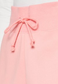 Nike Sportswear SPORTSWEAR PHOENIX FLEECE - Kratke hlače - coral chalk/sail