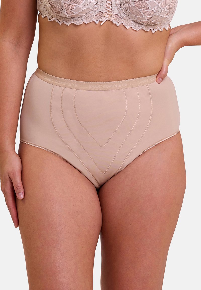 Culottes beiges taille haute en tissu lisse, avec des coutures décoratives en forme de cœur et une large ceinture élastique.