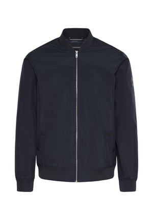 Granatowa kurtka bomberka wykonana z gładkiej tkaniny, z zamkiem błyskawicznym z przodu, prążkowanymi mankietami oraz dwoma bocznymi kieszeniami z subtelnym detalem brandingowym.