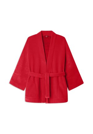 Czerwony szlafrok wykonany z miękkiego materiału, z paskiem w talii, szerokimi rękawami i otwartym przodem z dwiema bocznymi kieszeniami.