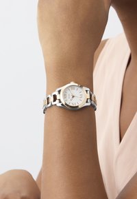 Guess VEDA - Ure - tone