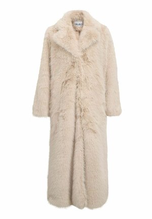 Lungo cappotto in pelliccia sintetica beige con ampio colletto e maniche lunghe, etichettato "OBJECT" all'interno del collo.
