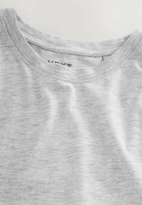 Lys grå, T-shirt med korte ærmer lavet af blødt stof, med rund halsudskæring, subtil vandret struktur og et mærke synligt indeni.