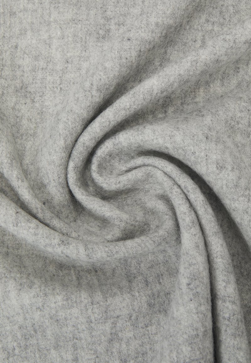 Graustoff mit einer sanften, strukturierten Oberfläche, die ein dezentes Melange-Muster und eine gewebte Optik aufweist, angeordnet in einer wirbelnden Faltung.