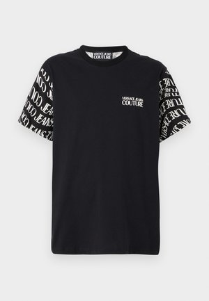 Czarny t-shirt z krótkim rękawem z białym napisem "Versace Jeans Couture" na przedniej części klatki piersiowej oraz rękawami pokrytymi powtarzającym się białym logo.