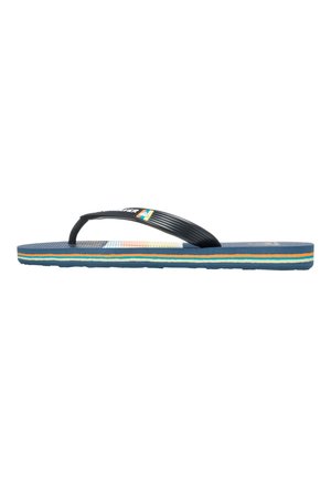 Sandale flip-flop plate avec semelle bleu marine, bord rayé orange, blanc et bleu, et bride noire côtelée avec patch logo.