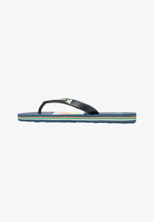 Sandale flip-flop plate avec semelle bleu marine, bord rayé orange, blanc et bleu, et bride noire côtelée avec patch logo.