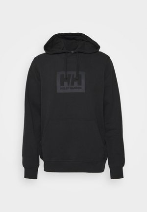 Zwarte hoodie van zachte katoen, met een voorzak in kangoeroestijl, een trekkoordkap en een matte zwart logo-opdruk op de borst.