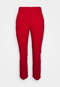 Pantalons tailleurs rouges avec une coupe slim, dotés de passants de ceinture et d'une texture lisse ; sans motifs ni embellissements visibles.