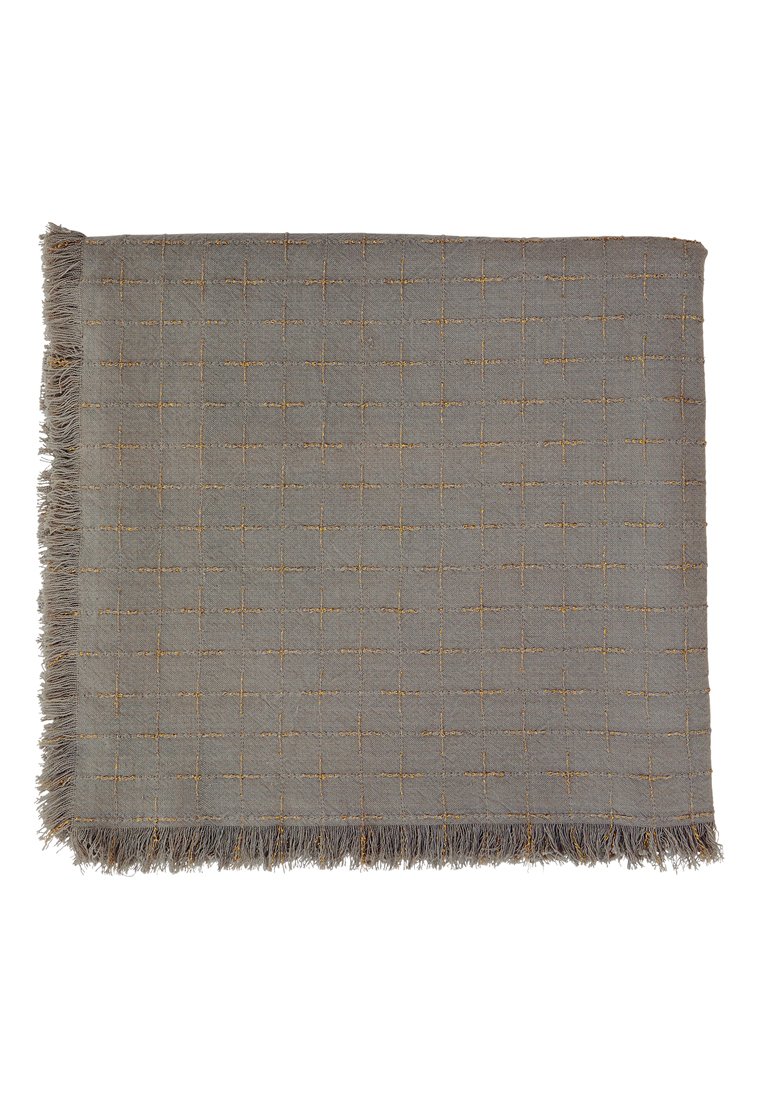 Graue gewebte Decke mit fransigen Kanten, die ein Karomuster in goldenen Fäden aufweist. Weiche Textur, rechteckige Form und minimalistisches Design.