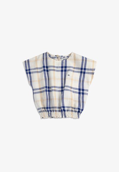 Blouse blanche à manches courtes avec motif à carreaux bleu et orange, encolure ronde, ourlet froncé élastique, et petite broderie "BC" sur le devant.