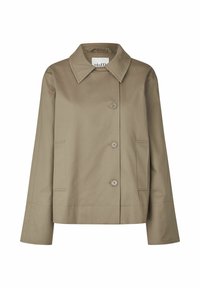 Bež jakna s kopčanjem na gumbe, širokim ovratnikom, dva prednja džepa i dugim rukavima, prikazana na bijeloj pozadini.