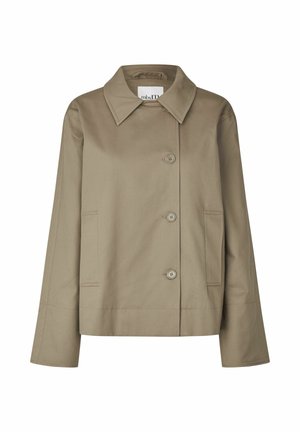 Béžová bunda na gombíky so širokým golierom, dvoma prednými vreckami a dlhými rukávmi, zobrazená na bielom pozadí.