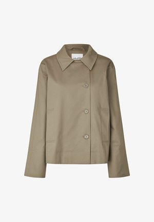 Beežist nööpidega jakk, millel on lai krae, kaks eesmist taskut ja pikad varrukad, valge tausta ees eksponeeritud.