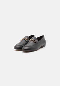 Sorte læder loafers med en glat overflade, med guldfarvede metaldetaljer og en lav, flad hæl. Klassisk design og slip-on stil.