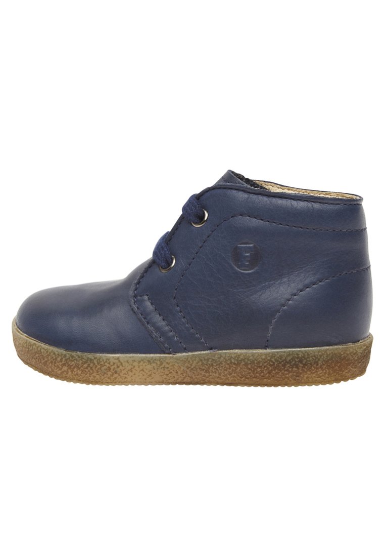 Botas de tobillo de cuero azul marino con punta redonda, dos ojales para los cordones y una suela de goma texturizada para mayor agarre. Detalle de costura simple.