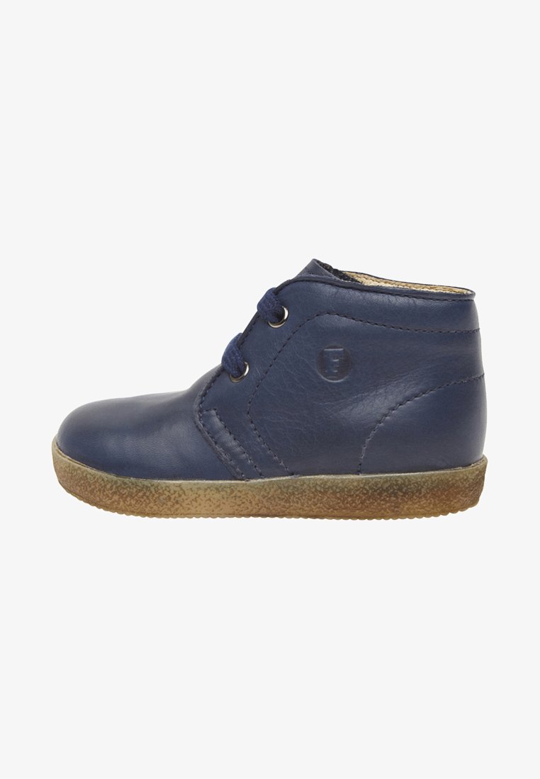 Marineblaue Leder-Ankle-Boots mit runder Zehenform, zwei Ösen für Schnürsenkel und einer strukturierten Gummisohle für guten Halt. Schlichte Steppdetails.