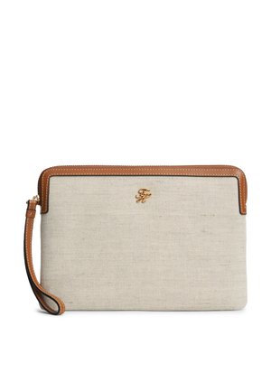 Beżowa kopertówka z tkaniny z jasnobrązowymi skórzanymi wykończeniami, paskiem na nadgarstek, zamkiem błyskawicznym oraz małym złotym logo umieszczonym w centrum blisko góry.