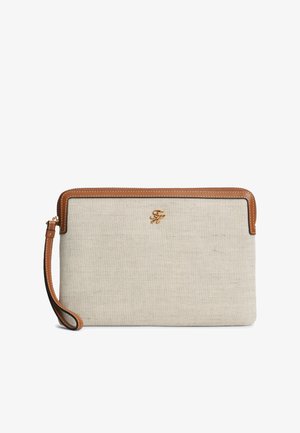 Beżowa kopertówka z tkaniny z jasnobrązowymi skórzanymi wykończeniami, paskiem na nadgarstek, zamkiem błyskawicznym oraz małym złotym logo umieszczonym w centrum blisko góry.