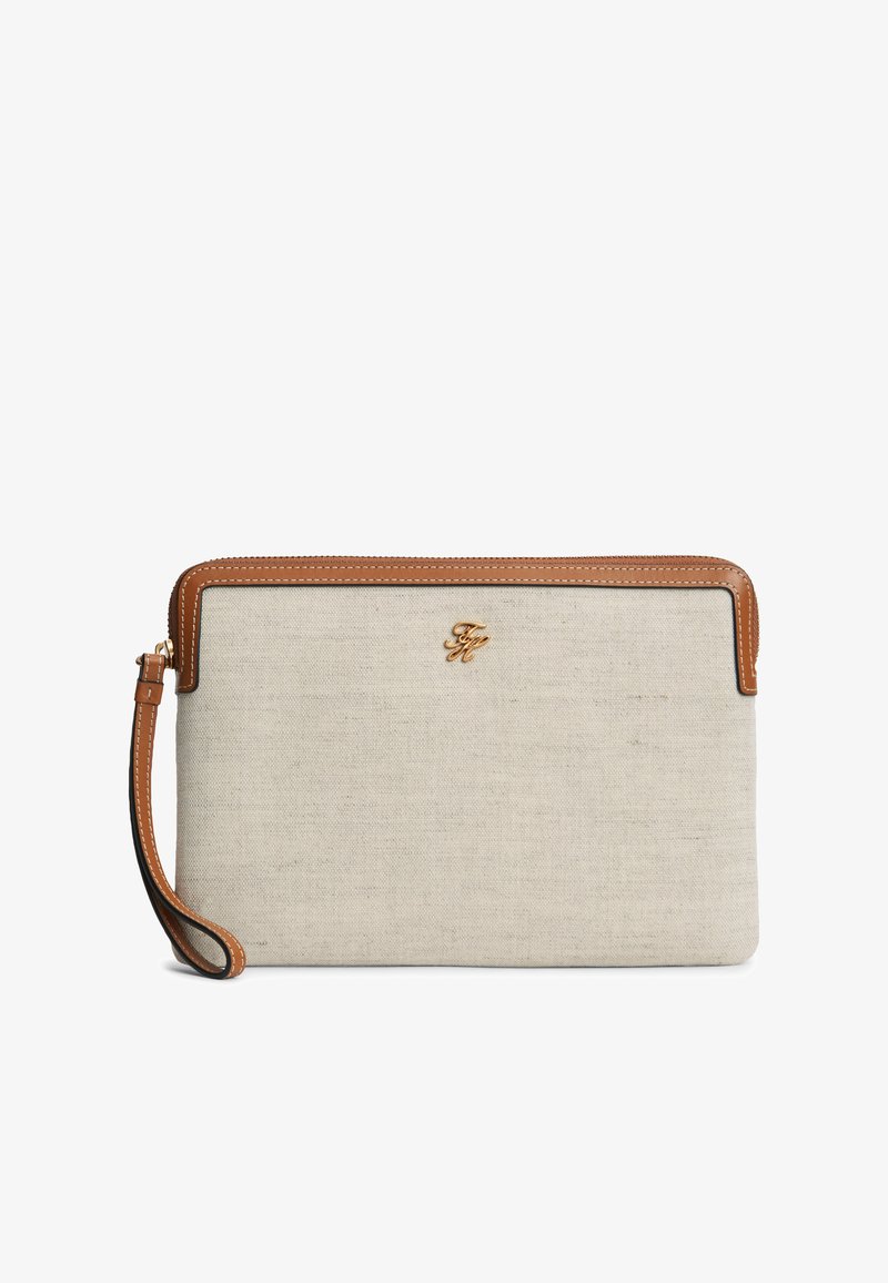 Μπεζ υφασμάτινο clutch με τελείωμα από ταμπά δέρμα, λουράκι καρπού, κλείσιμο με φερμουάρ και μικρό χρυσό λογότυπο στο κέντρο κοντά στην κορυφή.
