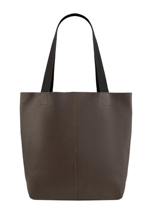 Torba typu tote z ciemnobrązowej, teksturowanej skóry z czarnymi, materiałowymi paskami na ramię, o prostokątnym kształcie i widocznym pionowym szwie na środku.