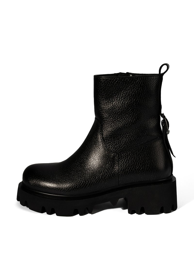 Bottines noires en cuir texturé, dotées d'une semelle crantée épaisse et d'une fermeture éclair avec un tirant à l'arrière.