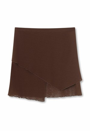 Jupe portefeuille asymétrique marron avec bords bruts et panneaux avant superposés, fabriquée dans un tissu léger.