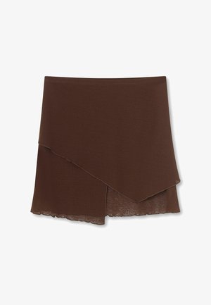 Ruskea epäsymmetrinen kietaisuhame, jossa on rispaantuneet reunat ja kerrokselliset etupaneelit, valmistettu kevyestä kankaasta.