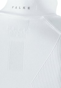 Chemise en tricot blanche avec un col haut, présentant un motif texturé et la marque FALKE. Tissu lisse avec des détails côtelés contrastés.