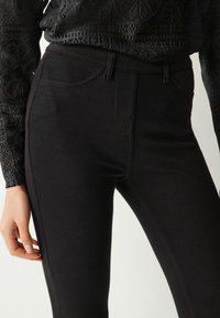 Next CROPPED - Vaqueros pitillo - black