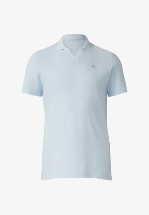 Jasnoniebieska koszulka polo z krótkim rękawem, kołnierzykiem w kształcie litery V i małą prostokątną naszywką z logo na lewej piersi.