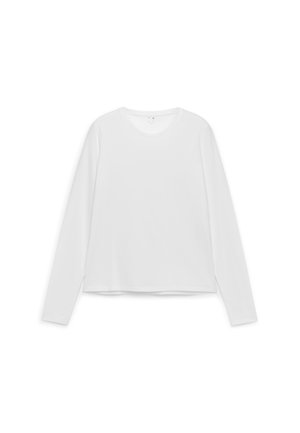 T-shirt blanc à manches longues avec un col rond. Confectionné en tissu lisse, il présente un ourlet droit et une coupe décontractée. Design simple, sans motifs.