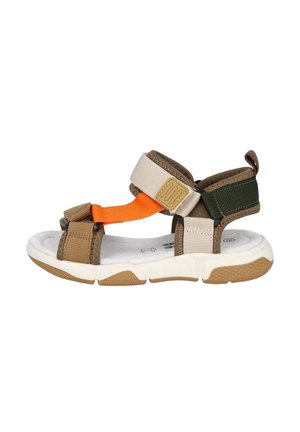 Sandalia infantil de punta abierta con tiras ajustables en marrón, beige, verde y naranja y una suela texturizada blanca y beige.