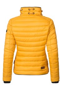 Žuta puffer jakna s visokim ovratnikom, horizontalnim šavovima i užetom oko vrata. Ima rebraste rukave i oznaku s logotipom.