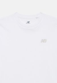 T-shirt branca de gola redonda da New Balance com pequeno logotipo bordado "NB" no canto superior esquerdo do peito e etiqueta impressa dentro da gola.
