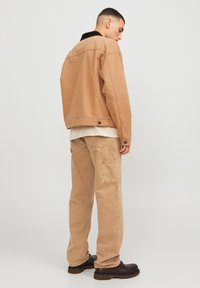 Jack & Jones IEDDIE CARPENTER NOOS - Vaqueros rectos - tigers eye